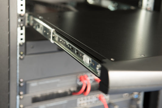 CONSOLE TFT 19" PER RACK 19 CON SWITCH KVM 8 PORTE CAT 5 TASTIERA ITALIANA