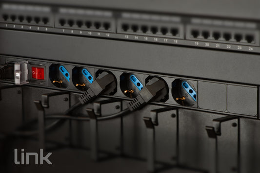 MULTIPRESA DA RACK 19" 6 PRESE UNIVERSALI CON PRESA PER CAVO ALIMENTAZIONE C20