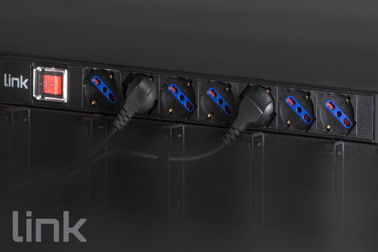 MULTIPRESA DA RACK 19" 7 PRESE UNIVERSALI CON INTERRUTTORE SPINA ITALIANA 16A CAVO MT 3