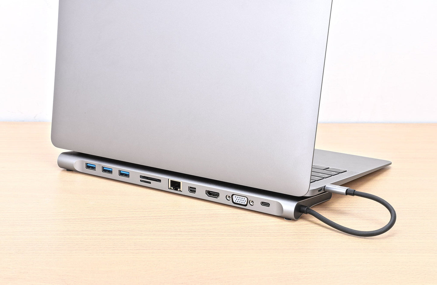 Docking Station USB-C 11-in-1 triplo monitor con MST