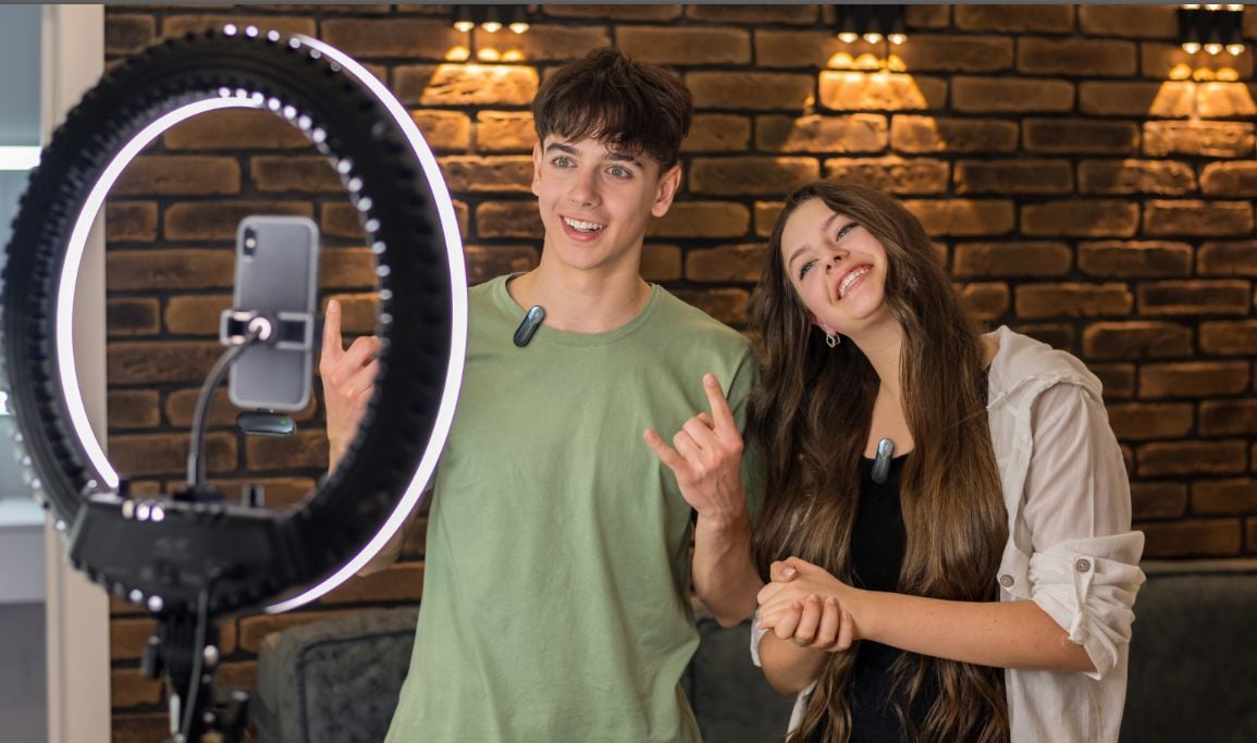 Set 2 Mini Microfoni Lavalier Wireless con Ricevitore USB-C e Custodia di Ricarica, TX301